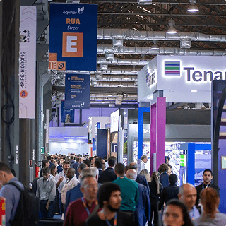 Visitantes circulando na area de exposicao