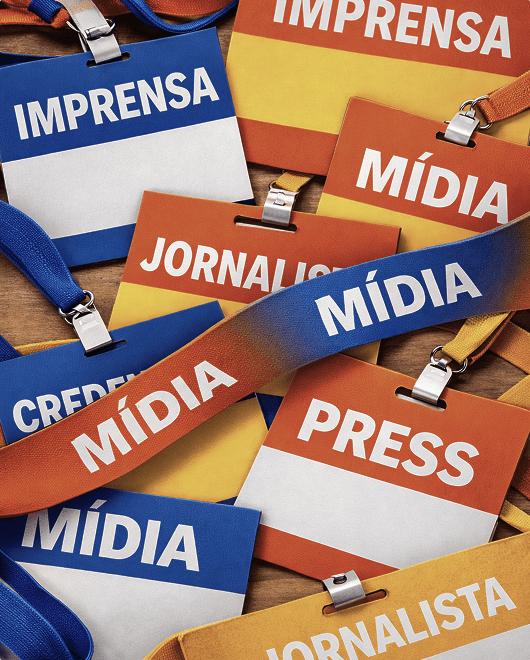 Credenciais de imprensa coloridas empilhadas