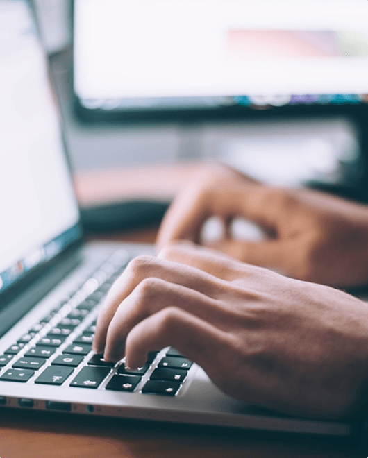 Jornalista trabalhando em um laptop